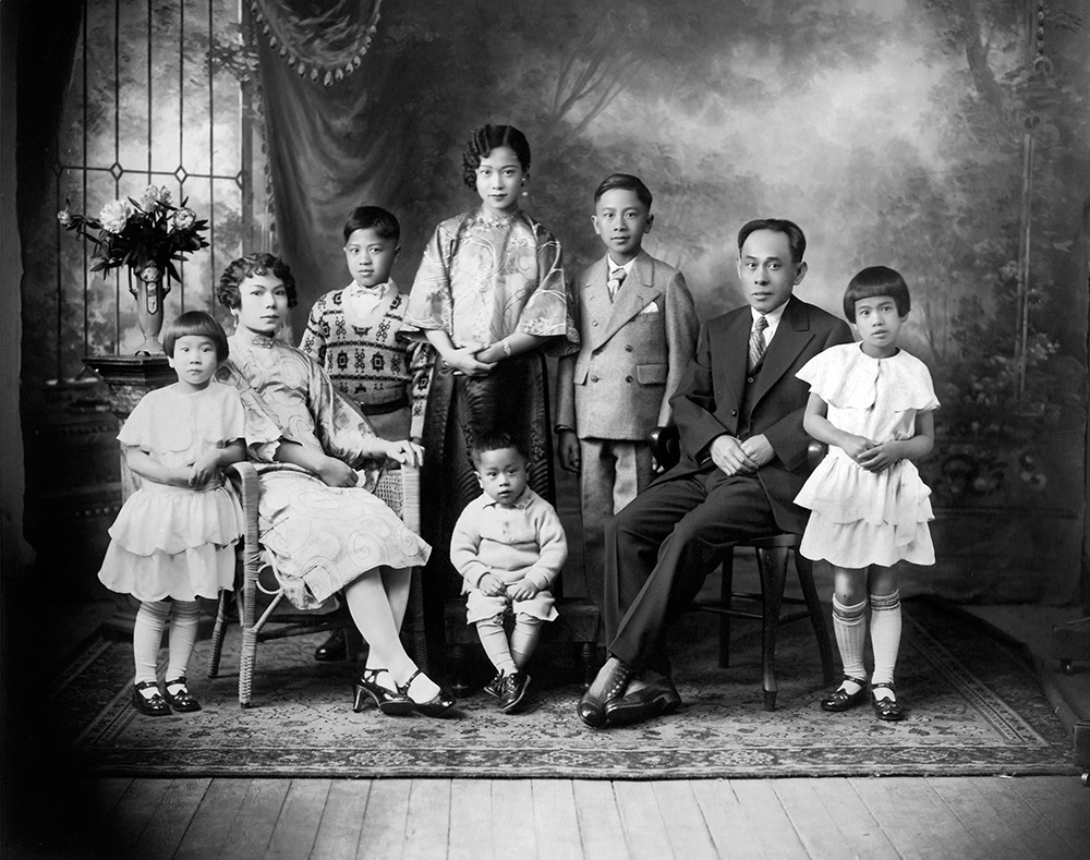 Portrait of Chinese family, ca. 1920 (CC_PH_00330)
